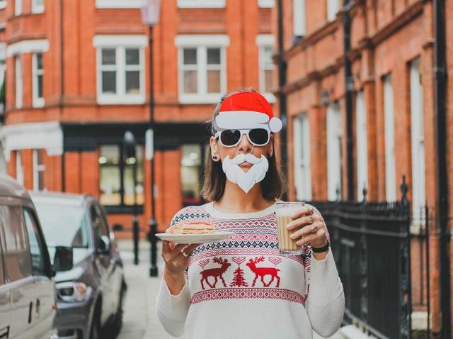 Julemad på restaurant med julesweater som dresscode